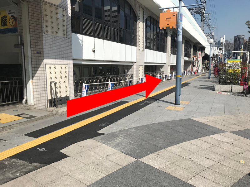 1.野田阪神駅南側広場からやよい軒方向に行くと「野田阪神東交差点」があります。
