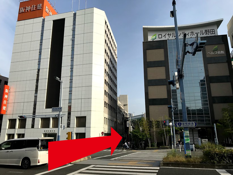 2.横断歩道を渡って阪神住建とロイヤルシティホールの間の道をまっすぐ約10mで左手に当院があります。